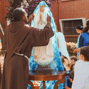 Coroação a Nossa Senhora reúne alunos e frades no jardim do Convento São Francisco, em Anápolis (GO)