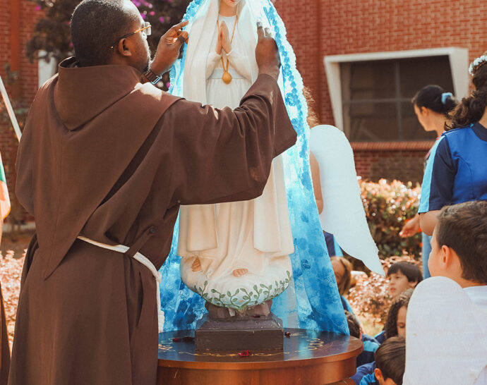 Coroação a Nossa Senhora reúne alunos e frades no jardim do Convento São Francisco, em Anápolis (GO)