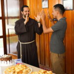 Colaboradores da Sede Provincial celebram aniversários de Frei Rogério e Frei Raylan