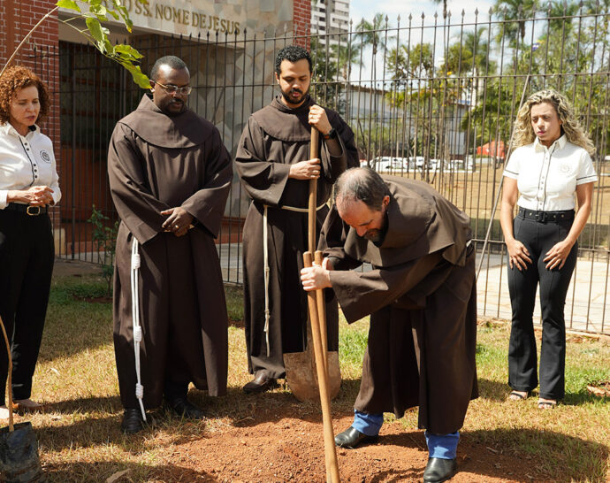 Do silêncio da queda ao florescer da vida: ipês são replantados no Convento São Francisco