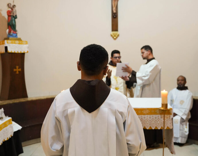 Frei Raylan recebe os ministérios  de Leitorato e Acolitato no Convento  Santa Maria dos Anjos