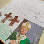 Crianças do Projeto Educar para a Vida escrevem cartinhas ao Papa Leão XIV