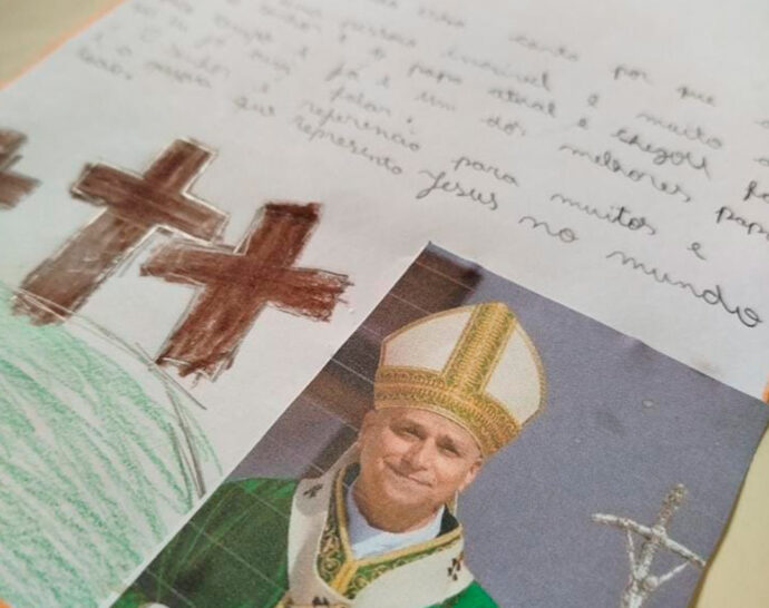 Crianças do Projeto Educar para a Vida escrevem cartinhas ao Papa Leão XIV