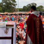 Frades e romeiros celebram juntos a fé no Senhor do Bonfim, no Tocantins
