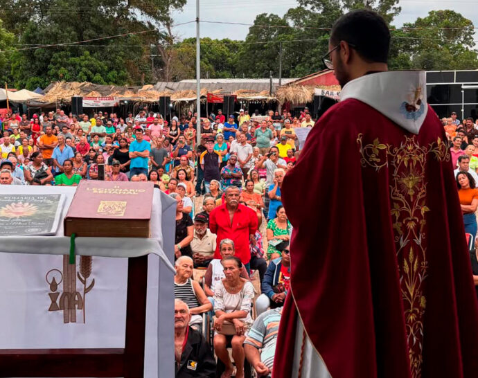Frades e romeiros celebram juntos a fé no Senhor do Bonfim, no Tocantins