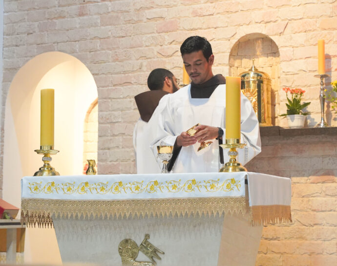 Frei Evilásio Souza é instituído nos ministérios de Leitorato e Acolitato em Anápolis (GO)