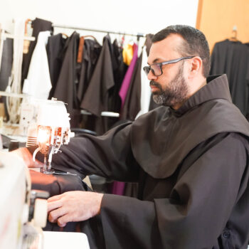 Frei Antônio Francisco: o trabalho por trás da confecção dos hábitos franciscanos