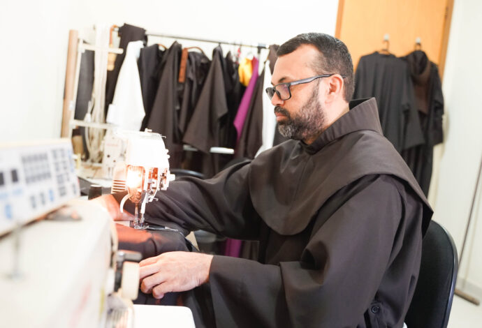 Frei Antônio Francisco: o trabalho por trás da confecção dos hábitos franciscanos