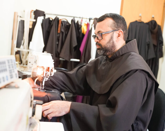 Frei Antônio Francisco: o trabalho por trás da confecção dos hábitos franciscanos