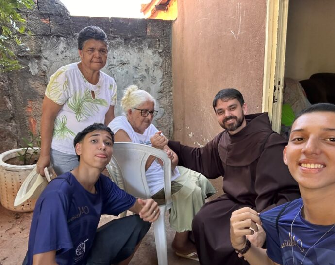 Paróquia São Francisco de Assis promove ação missionária junto às famílias em Goiânia